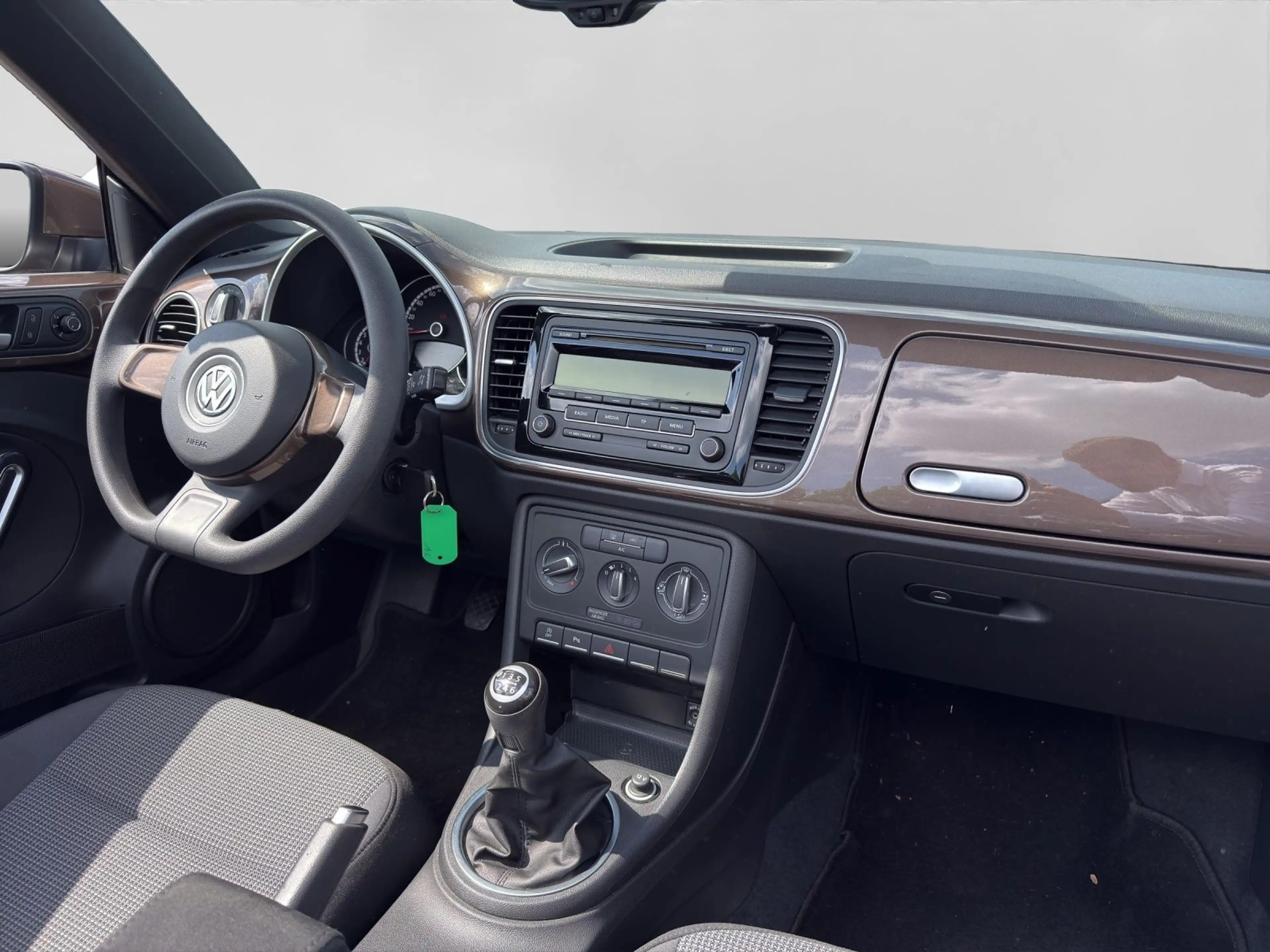 Volkswagen Beetle Cabrio 1.2 TSI DESIGN DASH-PAD APS+ LM16 — photo 5