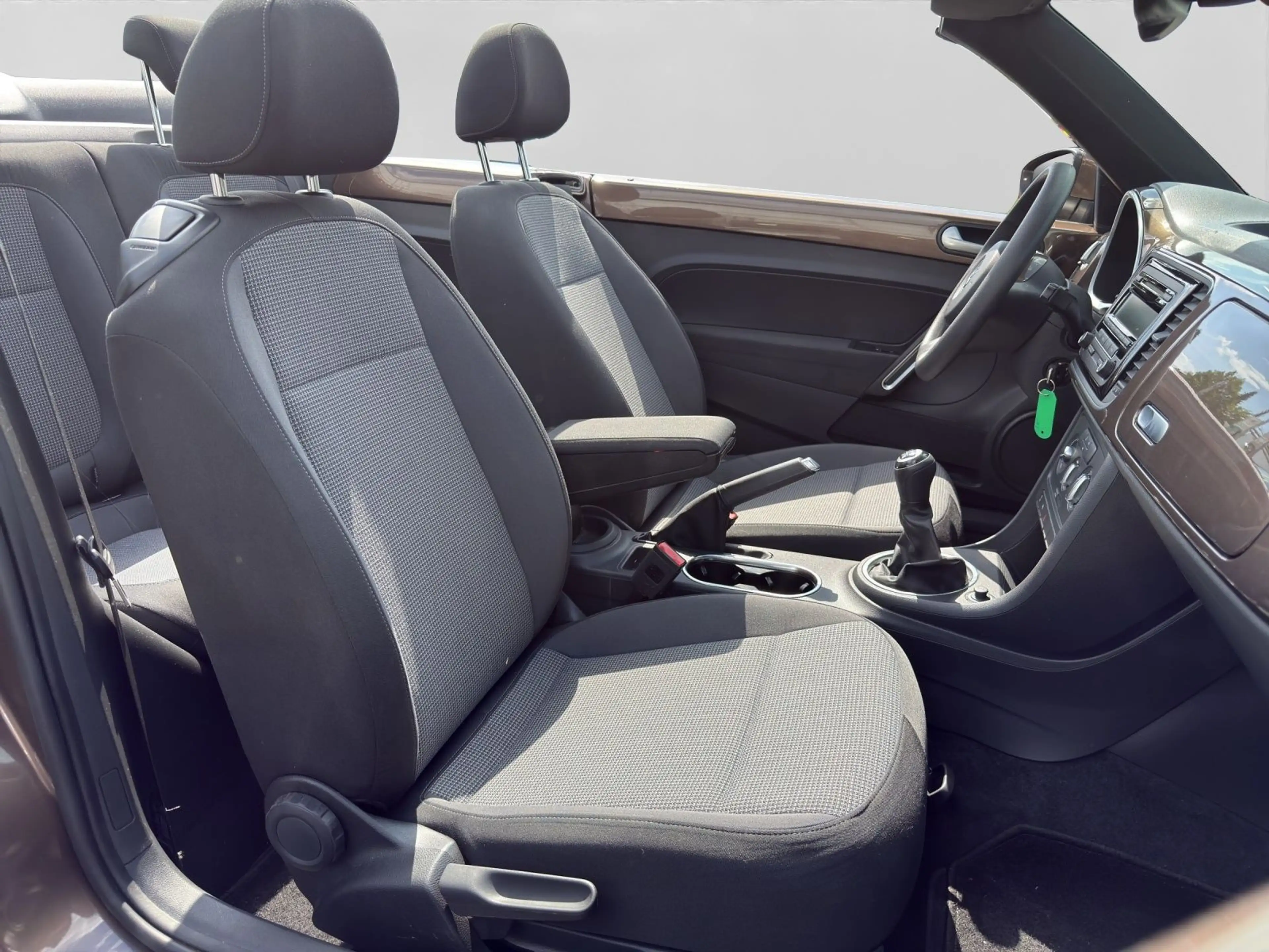 Volkswagen Beetle Cabrio 1.2 TSI DESIGN DASH-PAD APS+ LM16 — photo 4