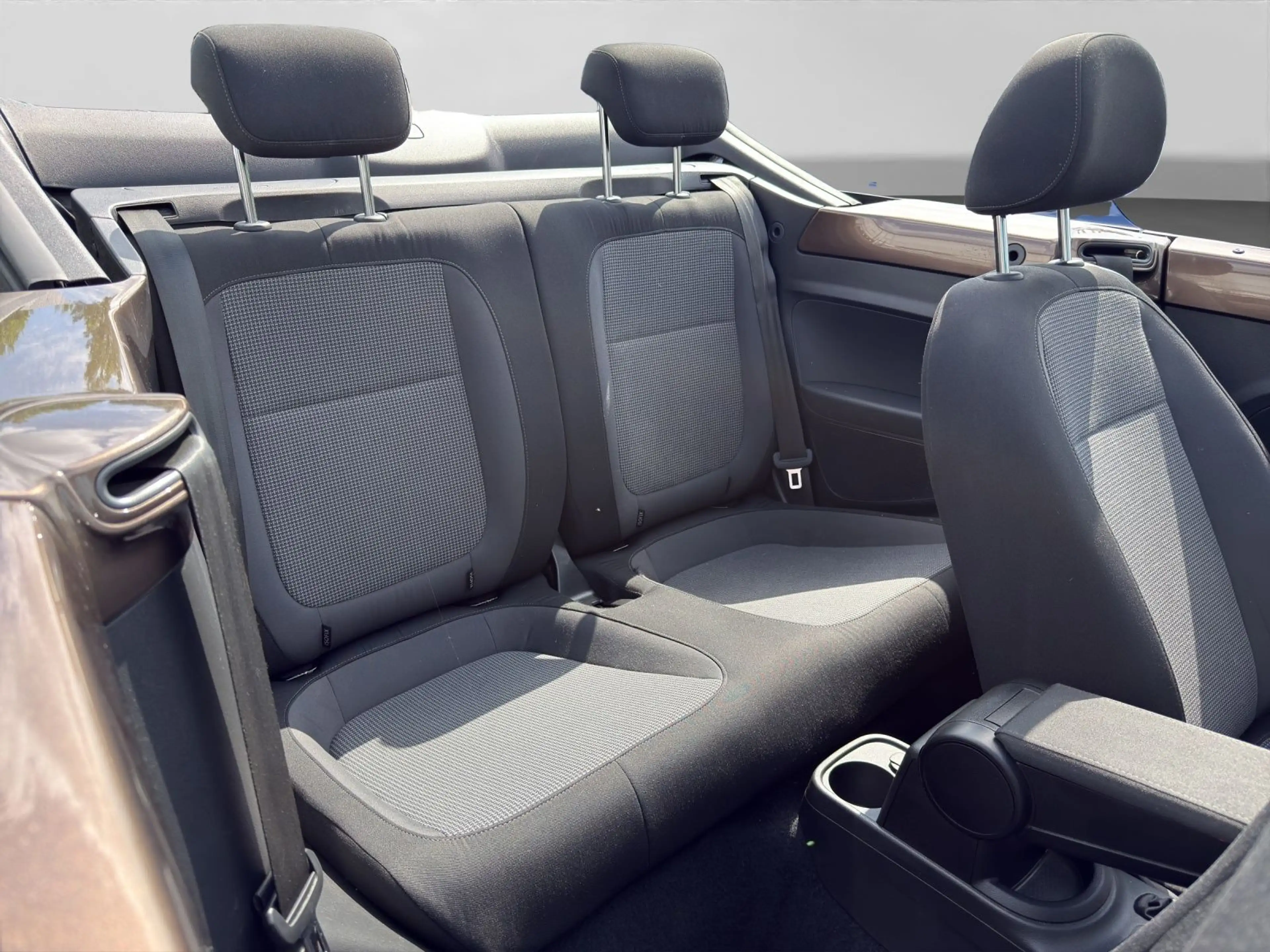 Volkswagen Beetle Cabrio 1.2 TSI DESIGN DASH-PAD APS+ LM16 — photo 6