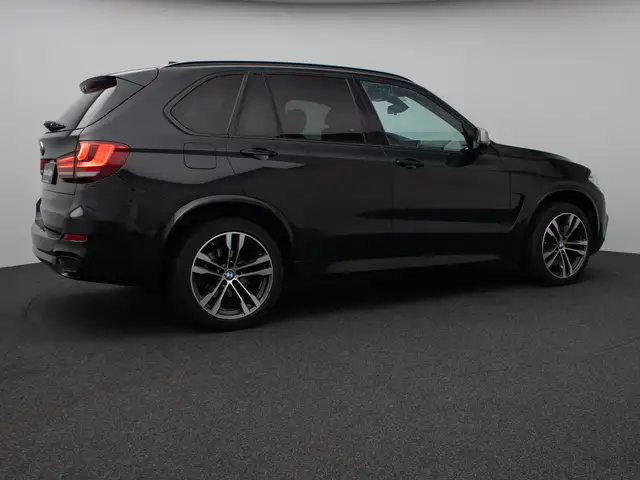 BMW X5 M view 6