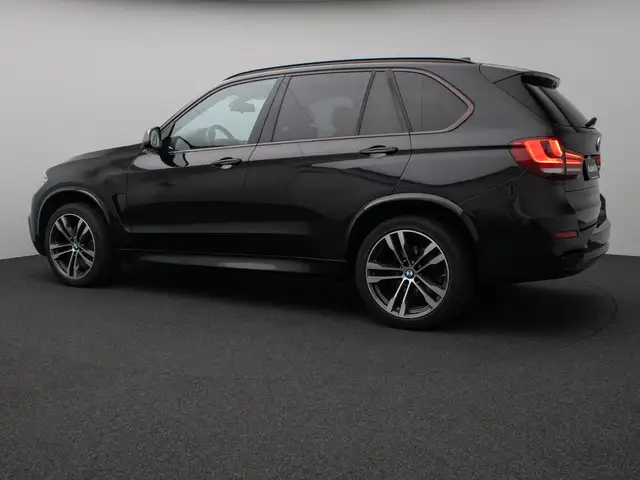 BMW X5 M view 10