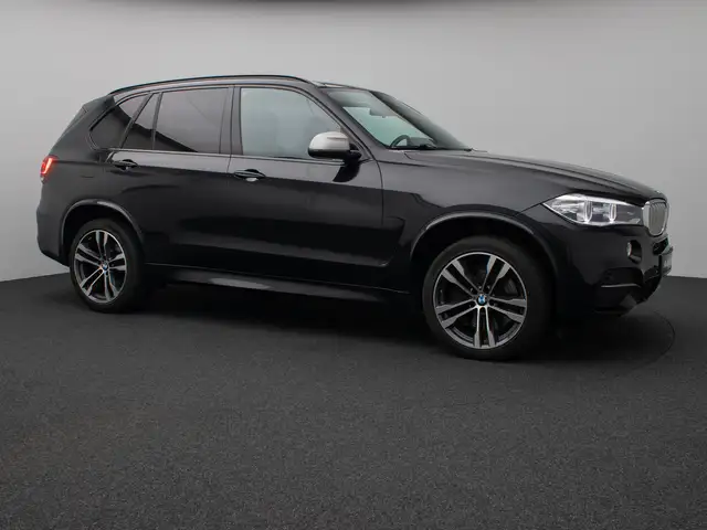BMW X5 M view 4