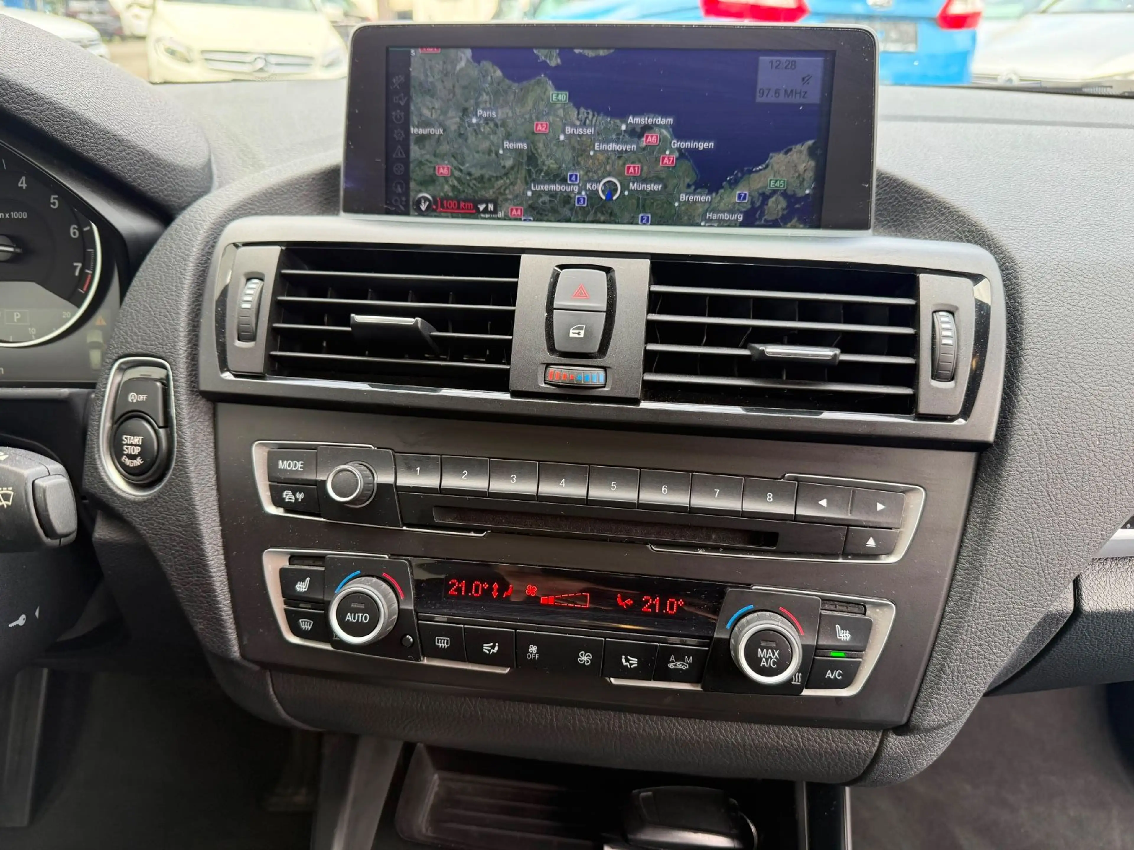 BMW 118 i Automatik*2.Hand*BiXenon*Navi*Kamera*AHK — photo 12