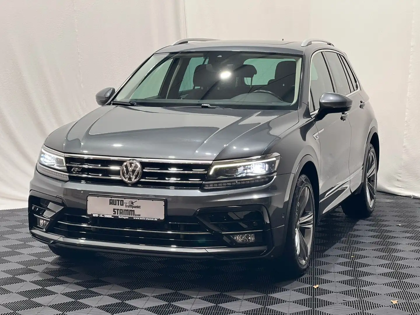 Volkswagen Tiguan 2.0 TSI Highline 4-Motion AHK Panodach Grijs - 2