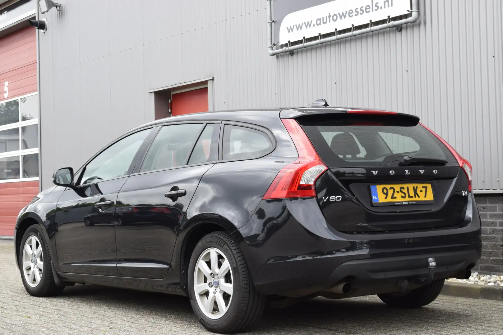 Volvo V60 1.6 T4 Kinetic Leder, Trekhaak, Navi, Cruise, Auto Zwart - 2