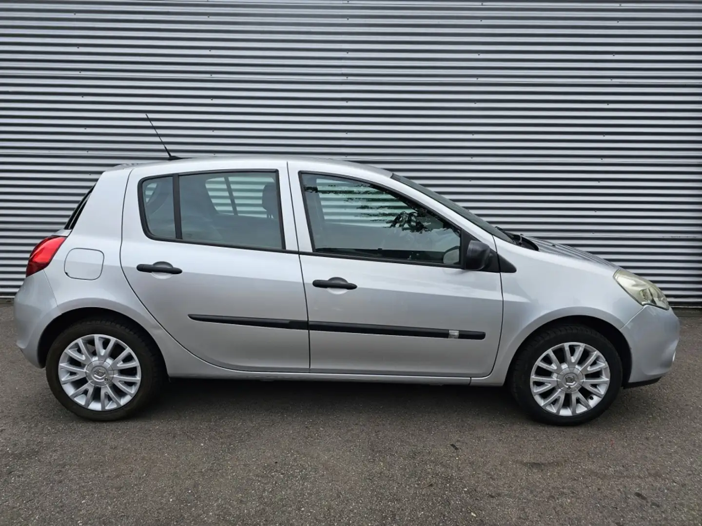 Renault Clio 1.2 Special Gris - 1