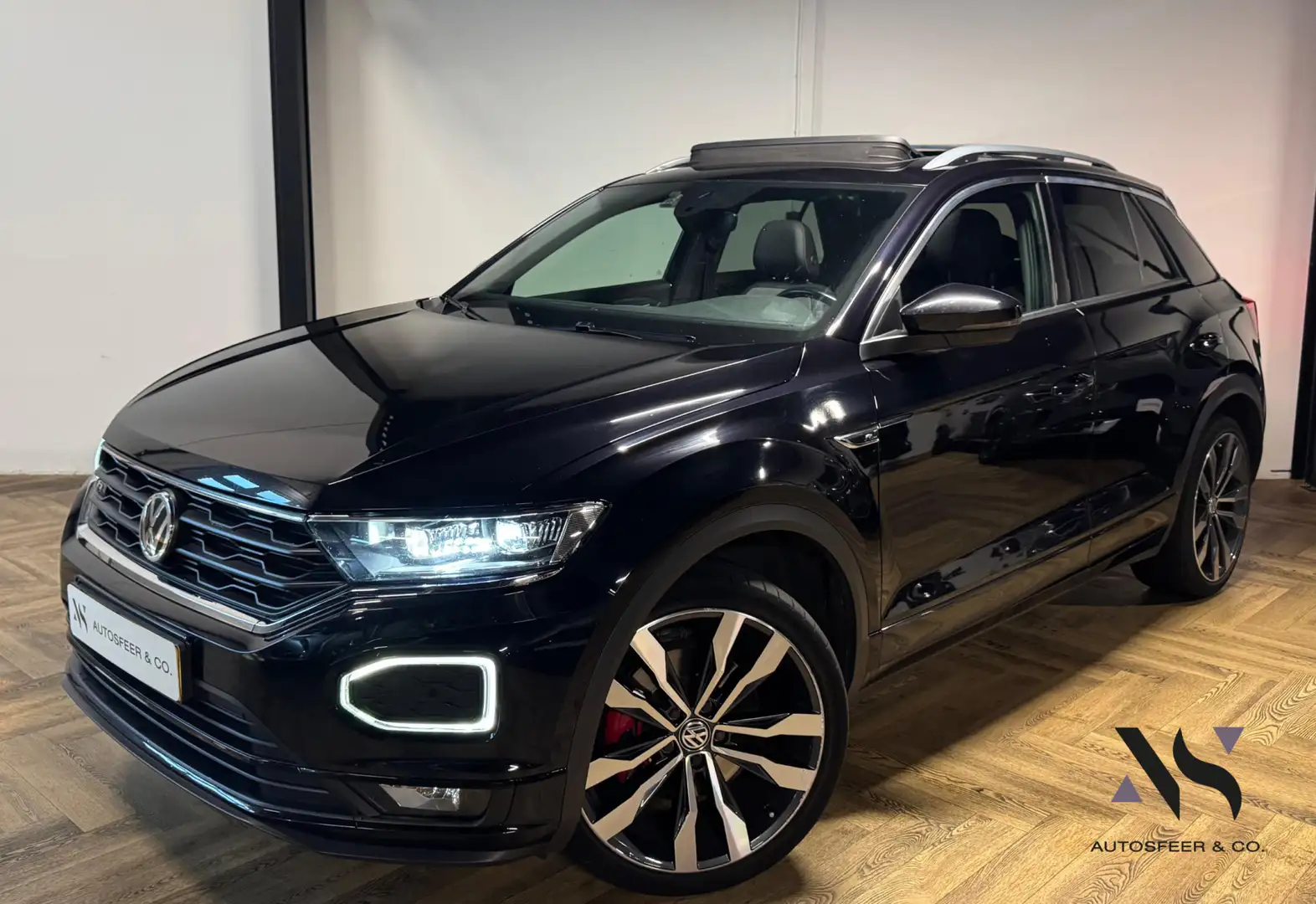 Volkswagen T-Roc 2.0 TDI Sport R-Line PANO CAM VOL' Zwart - 1