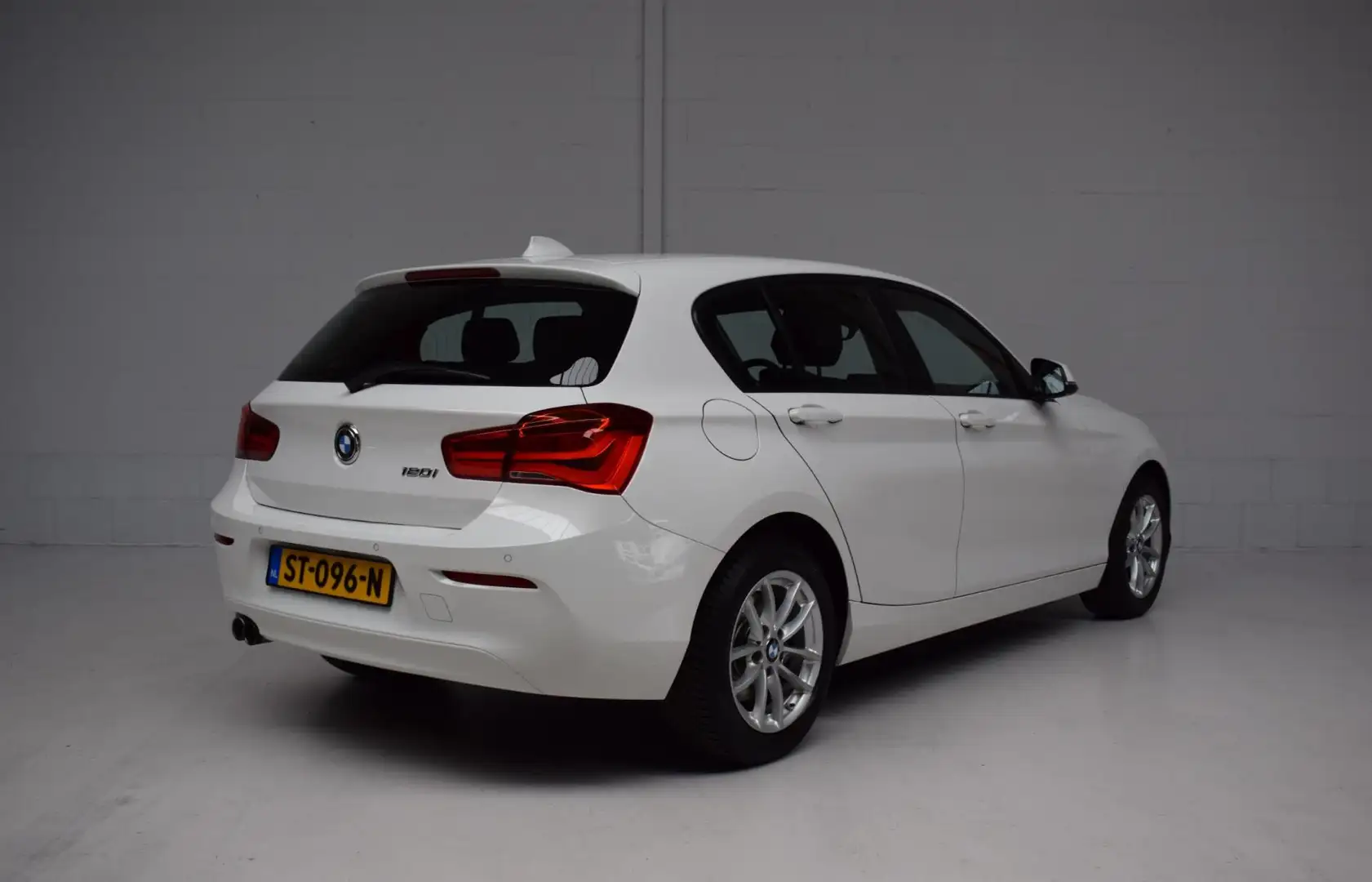 BMW 120 1-serie 120i 184PK AUT8 LEER / NAVIGATIE / LED / P Wit - 2