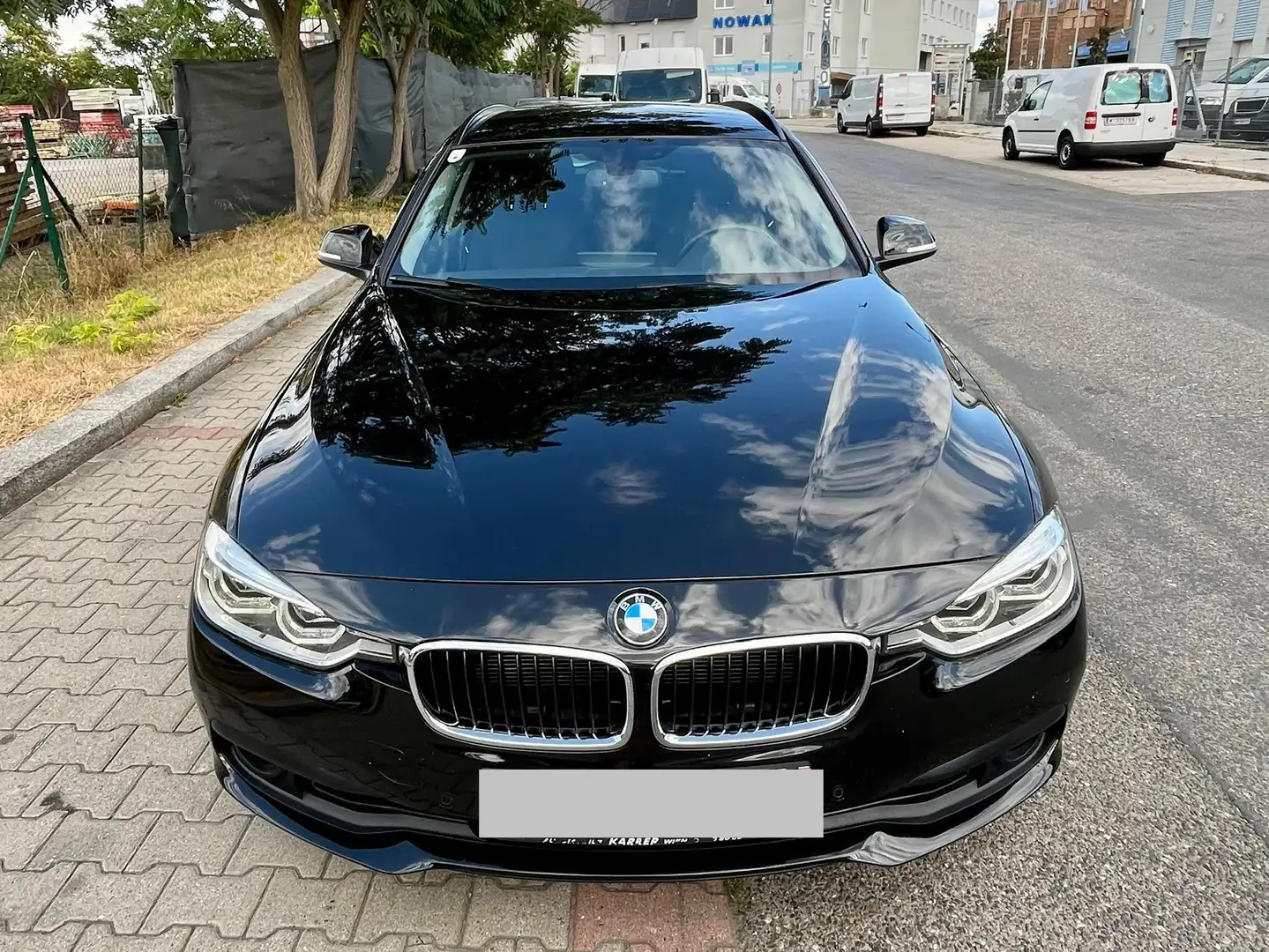 BMW 318 318d Touring Aut. Schwarz - 1