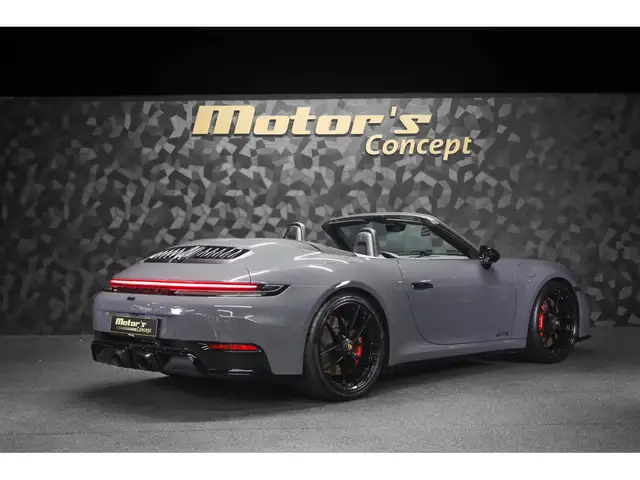 Porsche 911 view 3