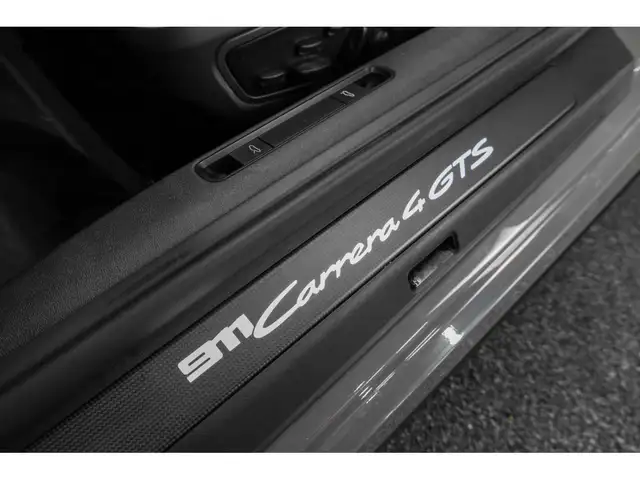 Porsche 911 view 12