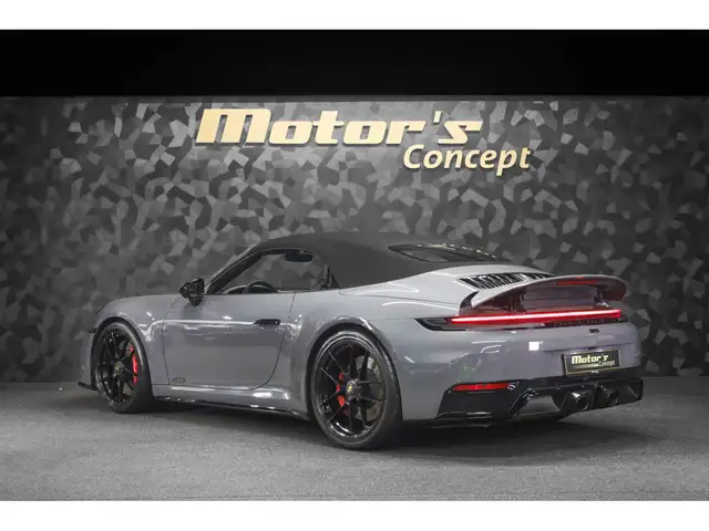 Porsche 911 view 7
