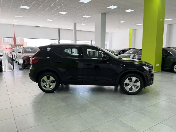 Volvo XC40 T2 Momentum Core man 2021, foto 4
