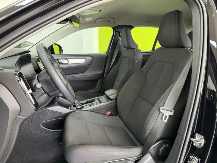 Volvo XC40 T2 Momentum Core man 2021, foto 9
