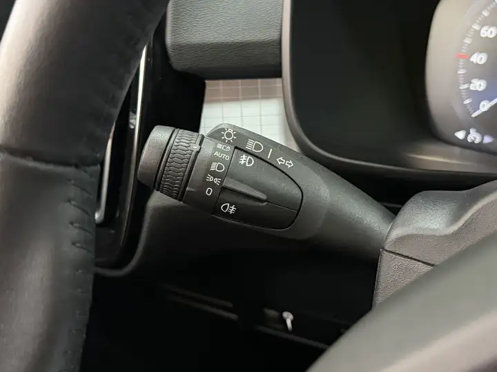 Volvo XC40 T2 Momentum Core man 2021, foto 23