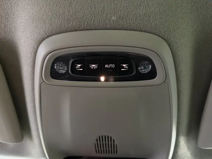 Volvo XC40 T2 Momentum Core man 2021, foto 26