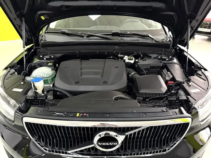 Volvo XC40 T2 Momentum Core man 2021, foto 30