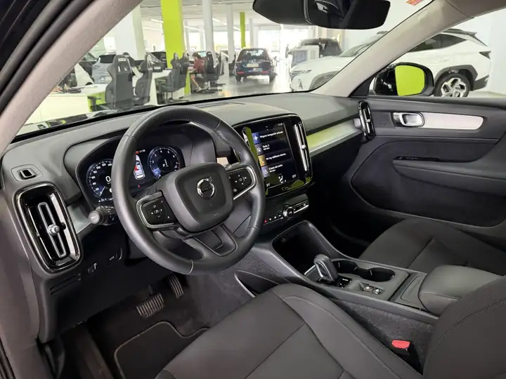 Volvo XC40 T2 Momentum Core man 2021, foto 10