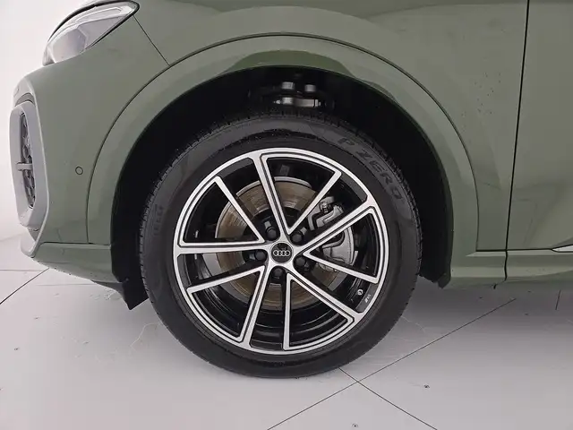 Audi Q5 view 8