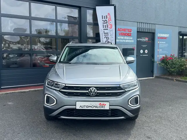 Volkswagen T-Roc view 3