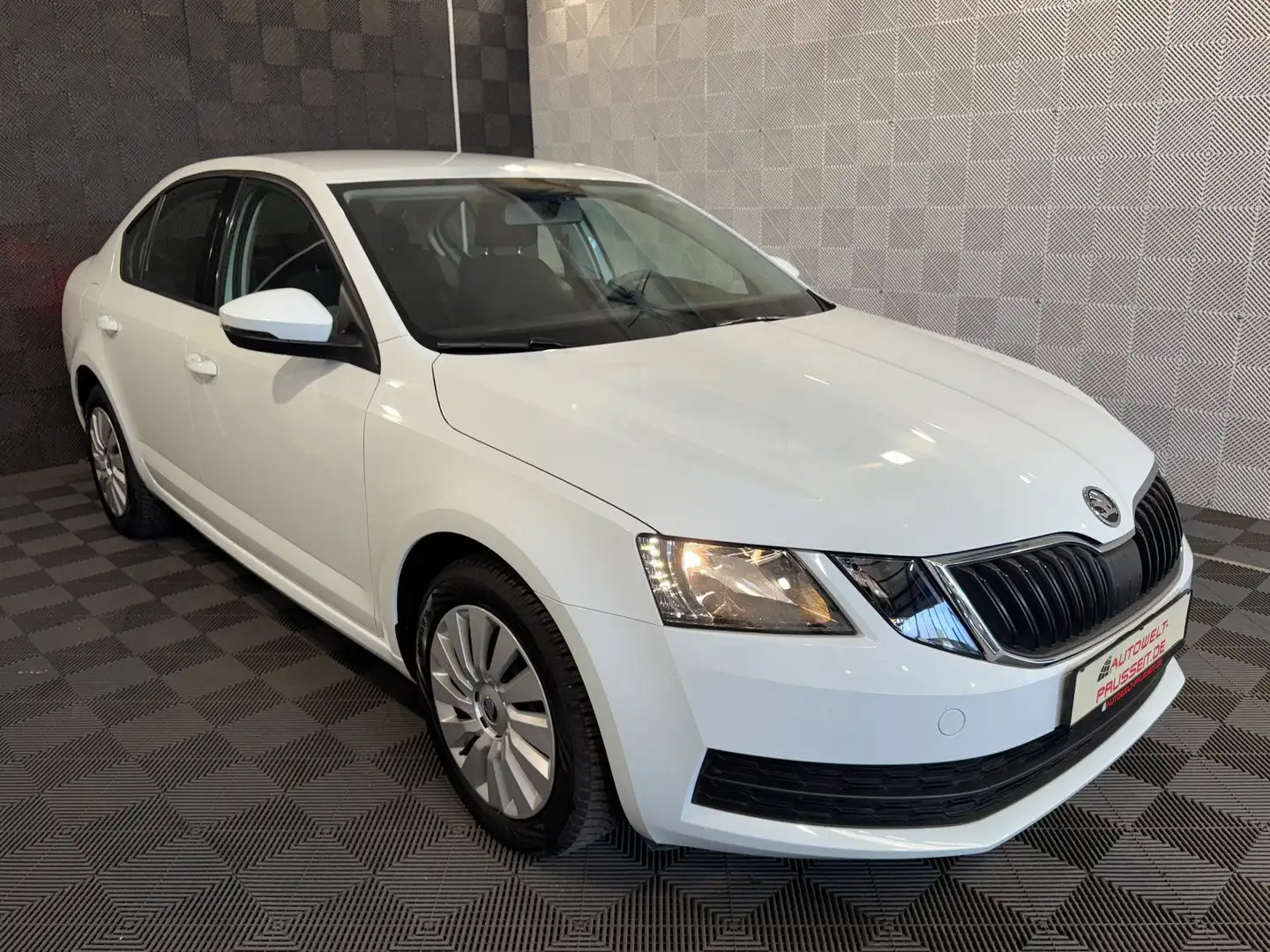Skoda Octavia Lim. *ACTIVE*LED-GREEN TEC-USB-SERVO-MP3 Weiß - 1