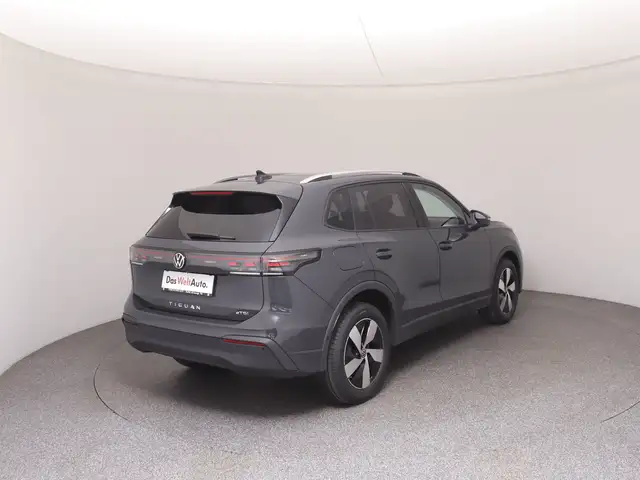 Volkswagen Tiguan view 4