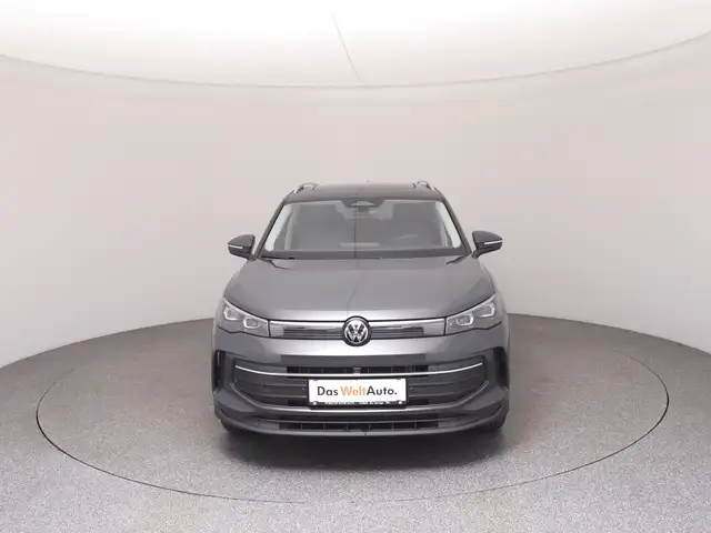 Volkswagen Tiguan view 3