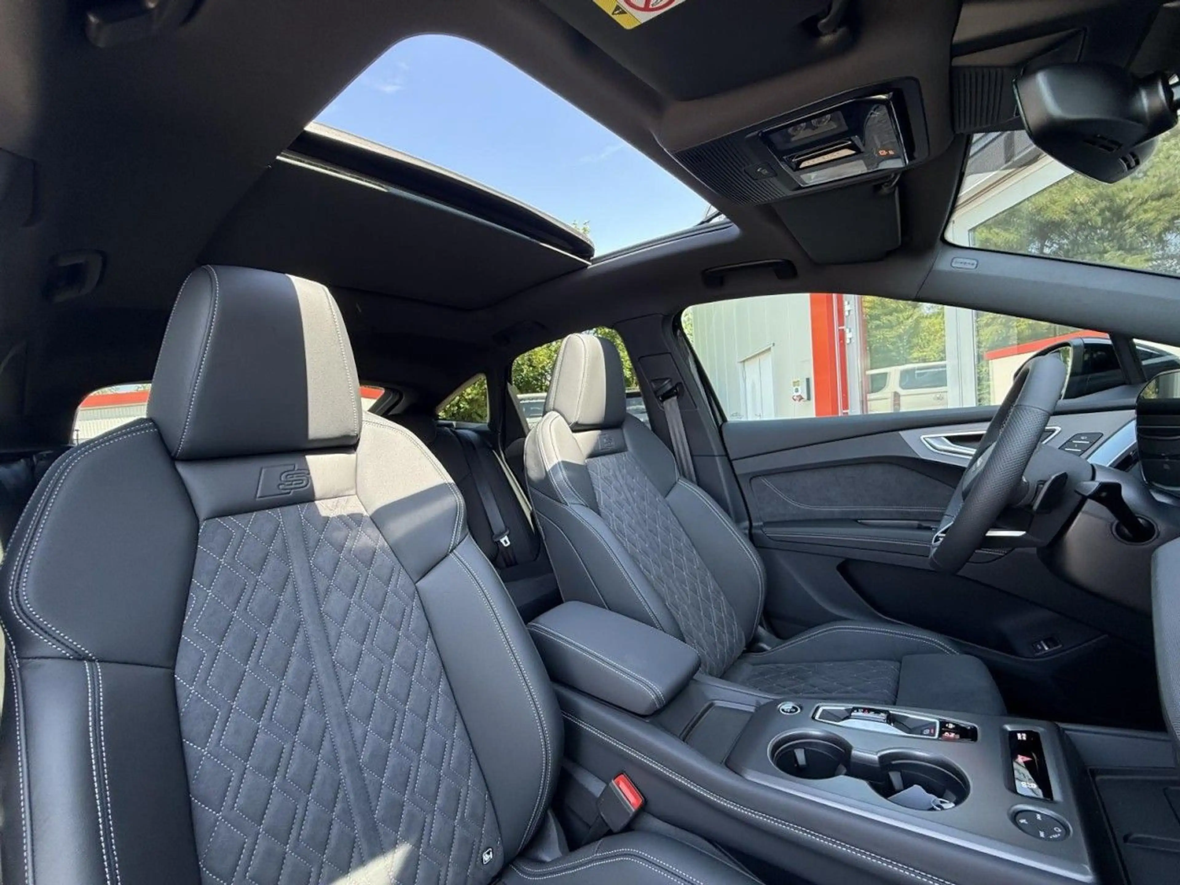 Audi Q4 e-tron S line quattro WÄRME, DACH — photo 8