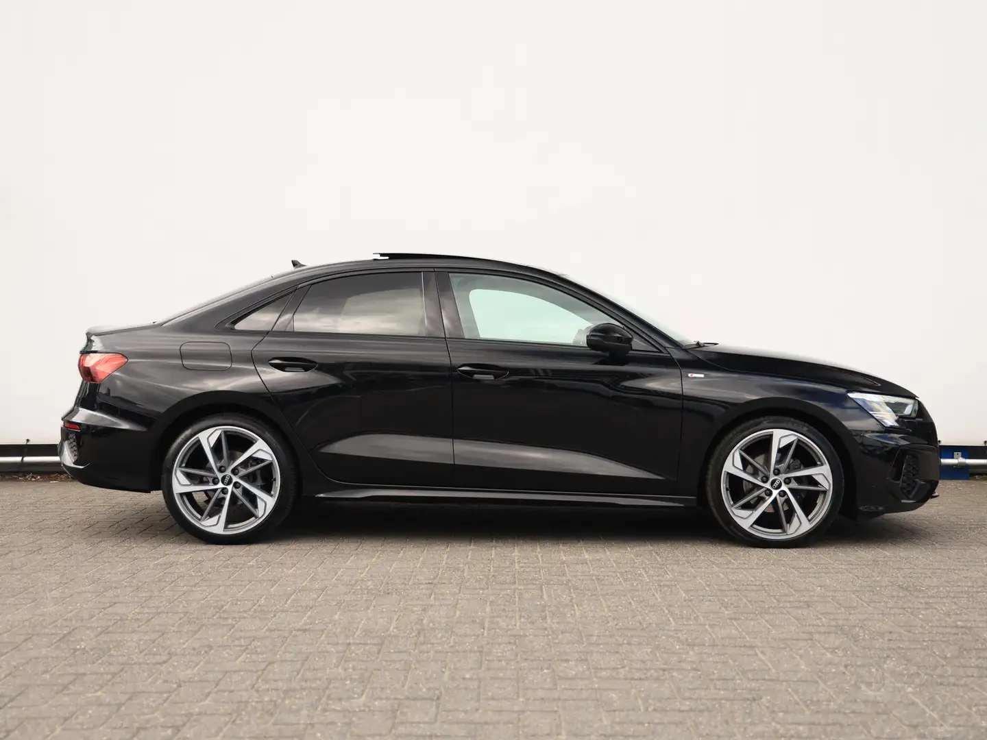 Audi A3 Limousine 35 TFSI S edition | Pano | B&O | Stoelve Zwart - 2