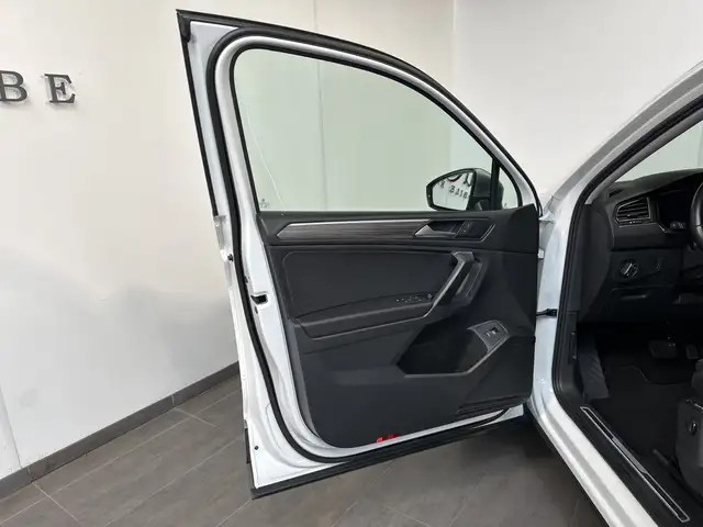 Volkswagen Tiguan Allspace view 6