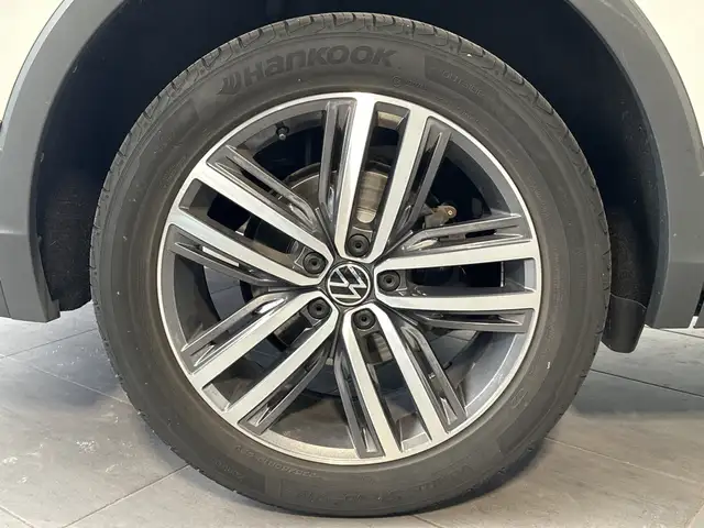 Volkswagen Tiguan Allspace view 3
