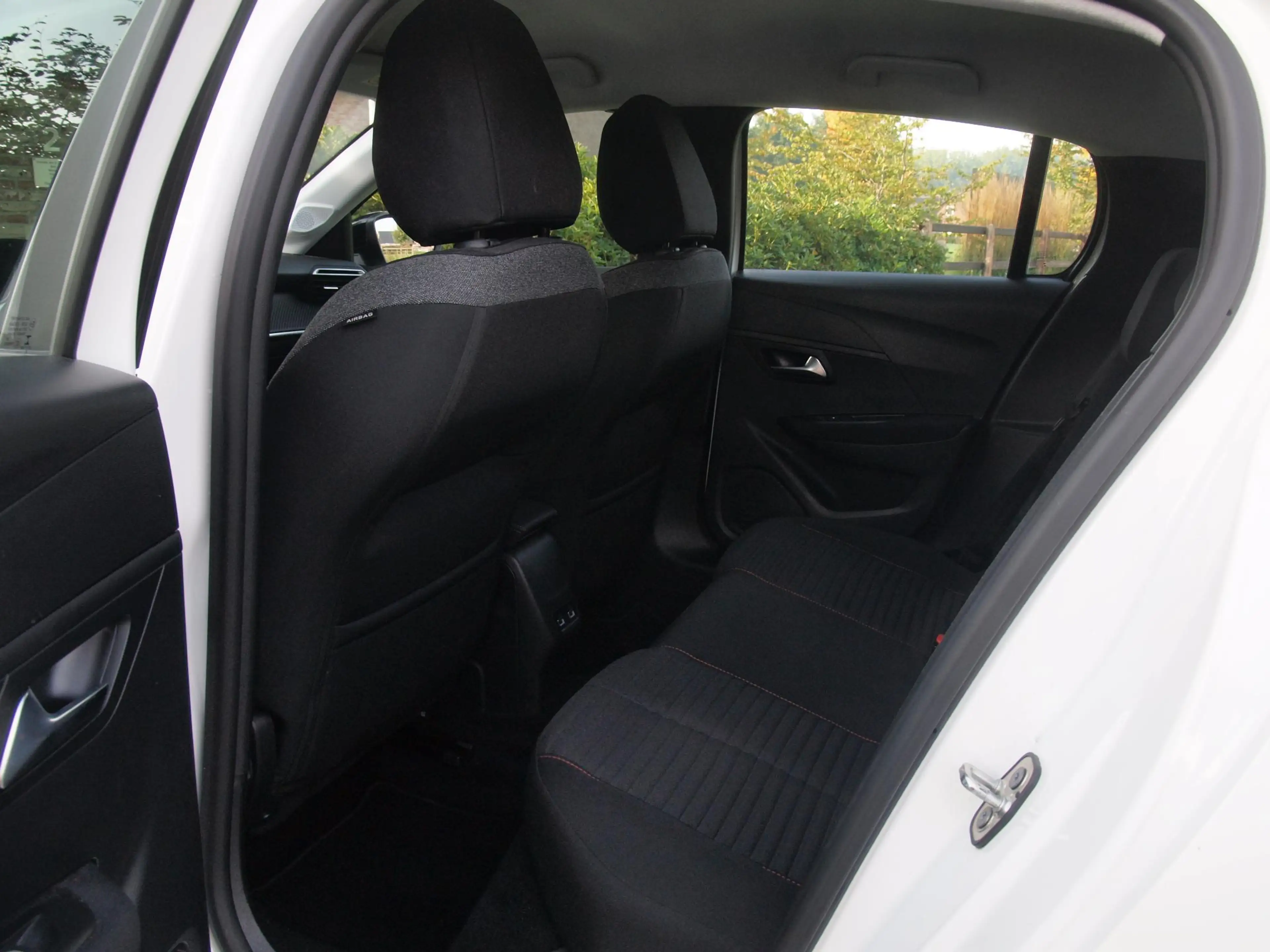 Peugeot e-208 EV 50 kWh | SOH 92% | Apple Carplay | Parkeersenso — photo 26