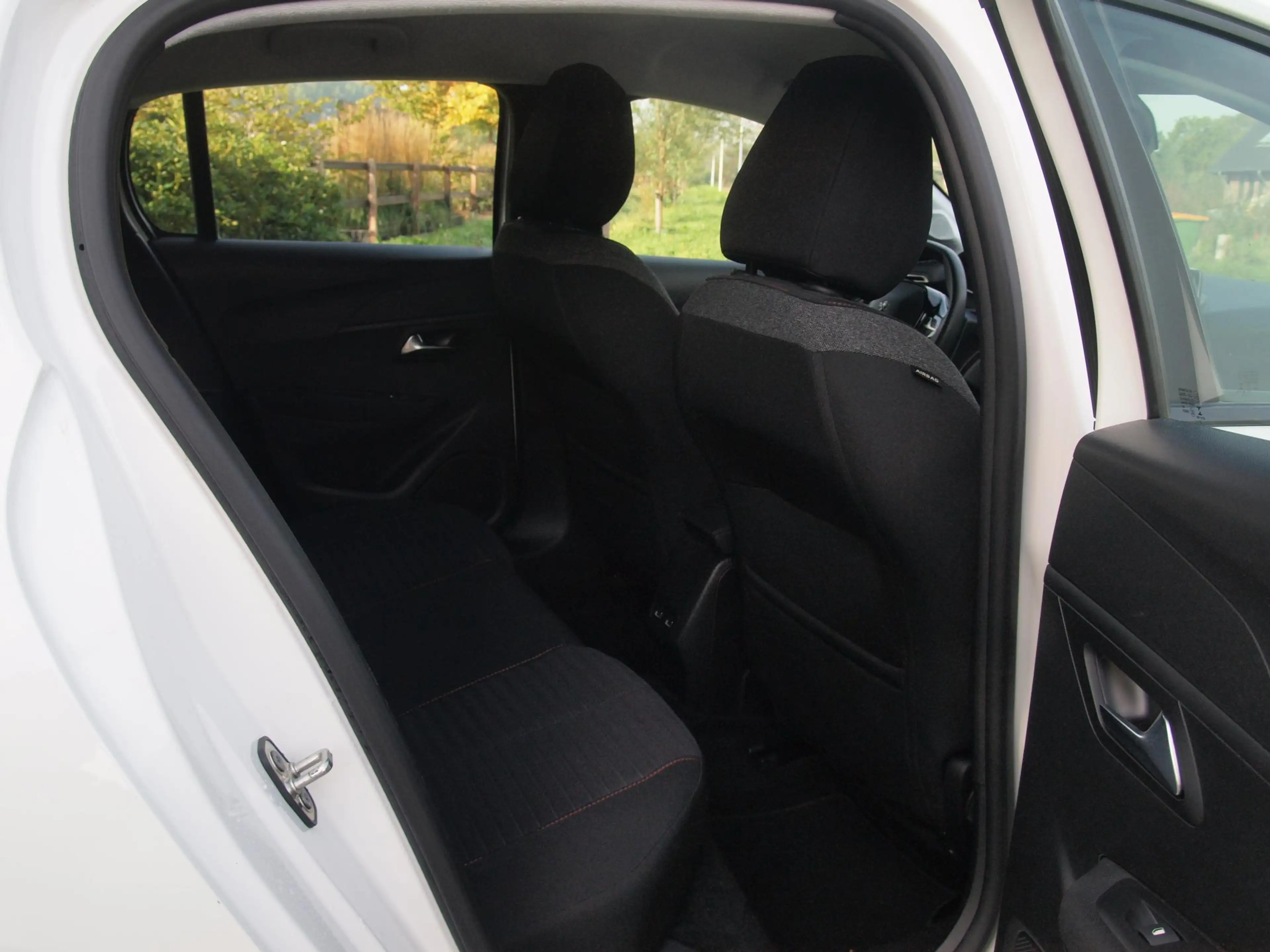 Peugeot e-208 EV 50 kWh | SOH 92% | Apple Carplay | Parkeersenso — photo 27