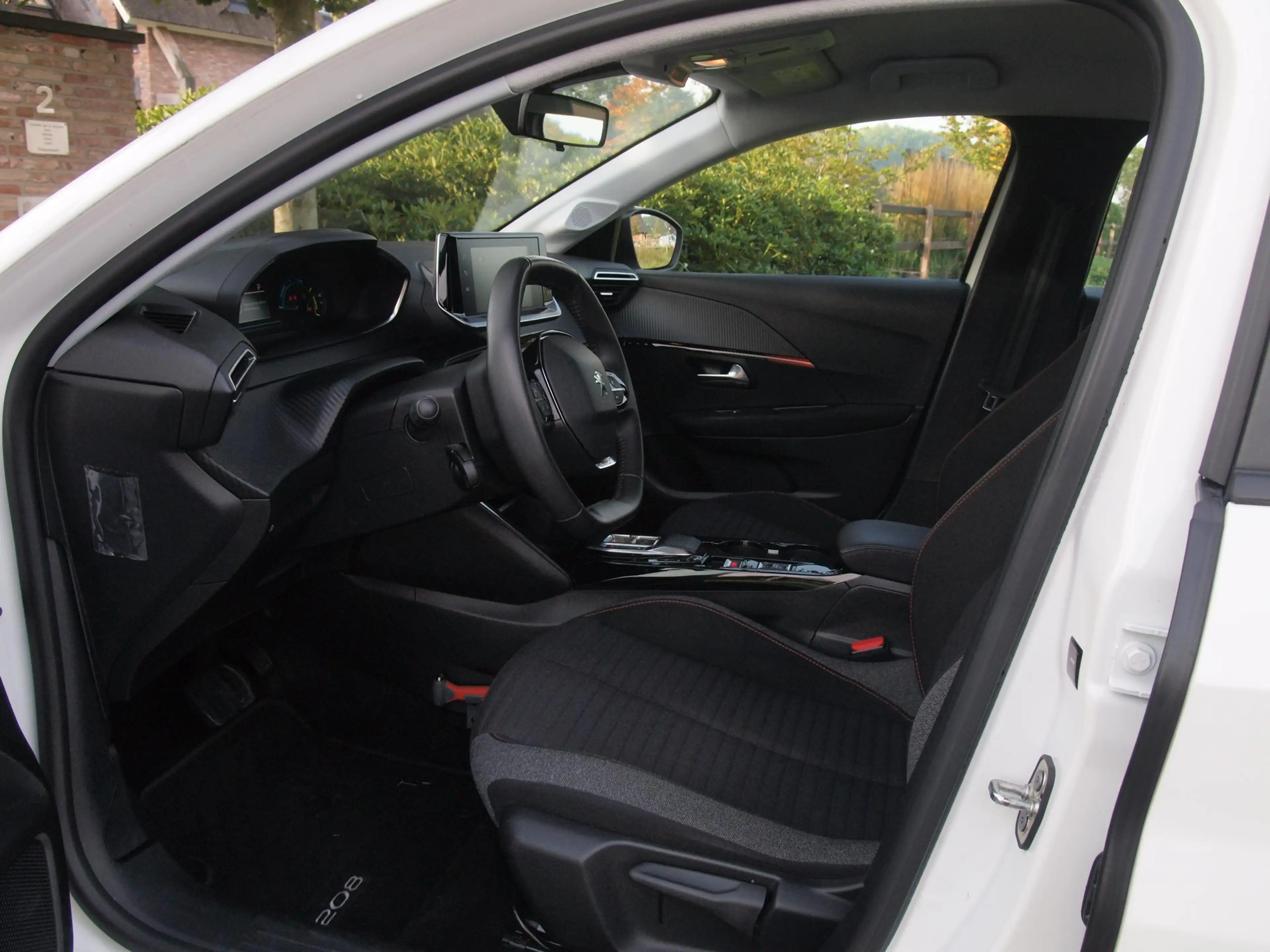 Peugeot e-208 EV 50 kWh | SOH 92% | Apple Carplay | Parkeersenso — photo 3
