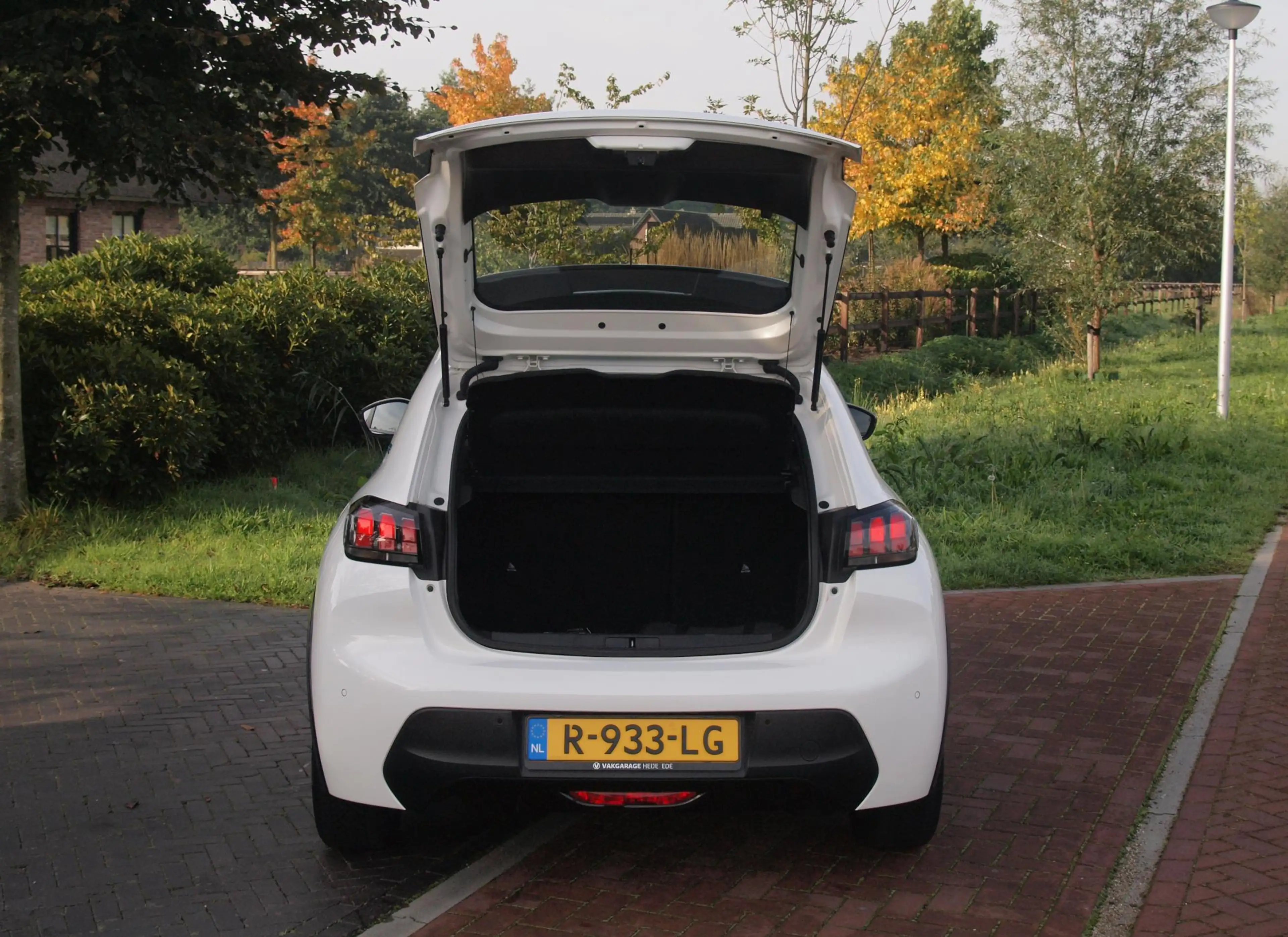Peugeot e-208 EV 50 kWh | SOH 92% | Apple Carplay | Parkeersenso — photo 28