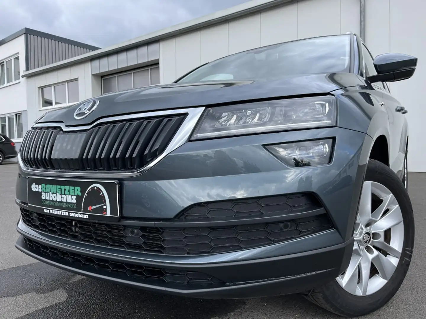 Skoda Karoq 1.5 TSI Drive 144€ m. 20% Anzahlung Navi DAB ACC Grau - 1