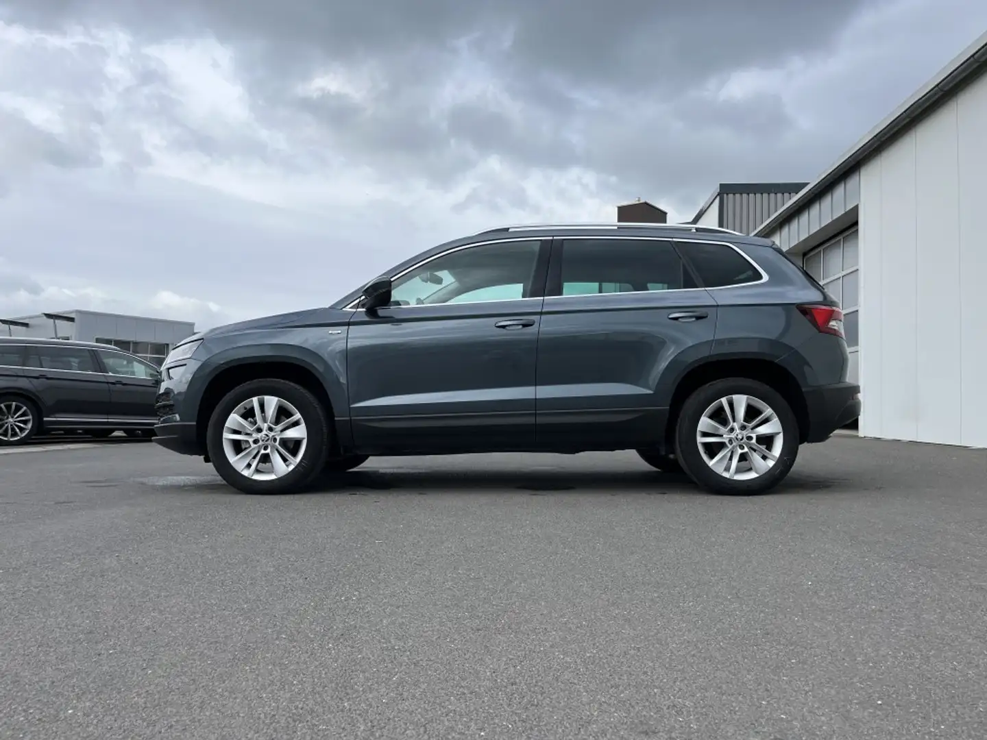 Skoda Karoq 1.5 TSI Drive 144€ m. 20% Anzahlung Navi DAB ACC Grau - 2