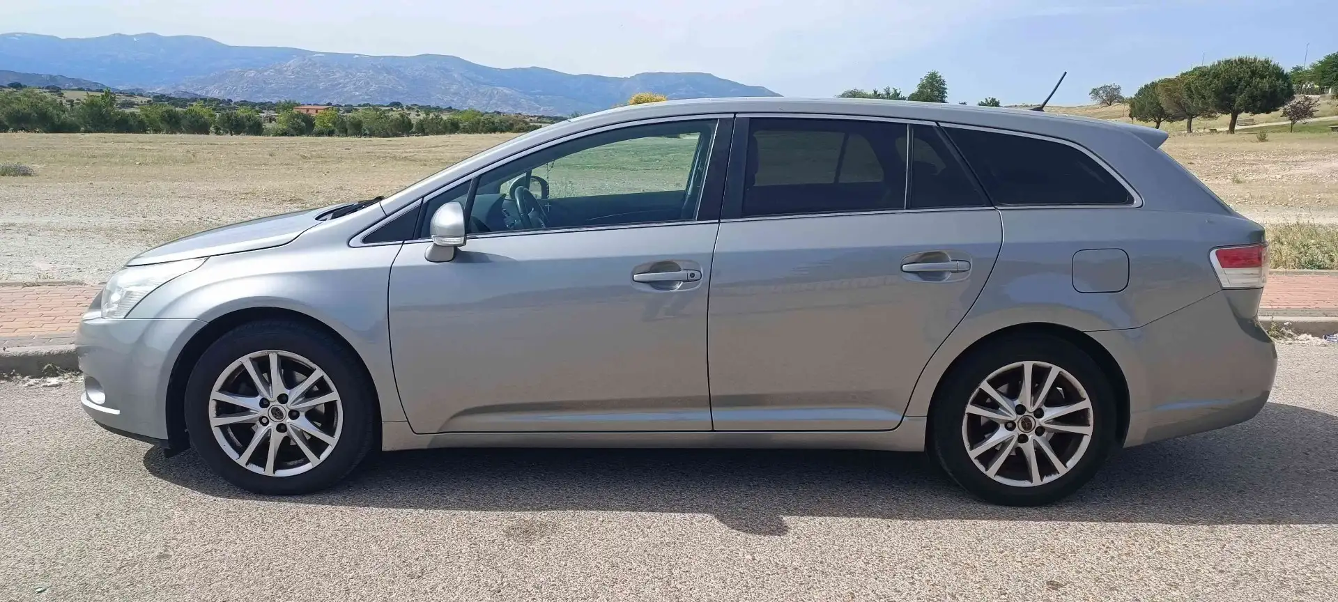 Toyota Avensis CS 2.0D-4D Advance - 2