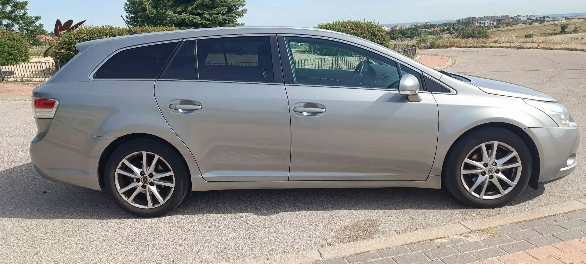Toyota Avensis CS 2.0D-4D Advance - 1