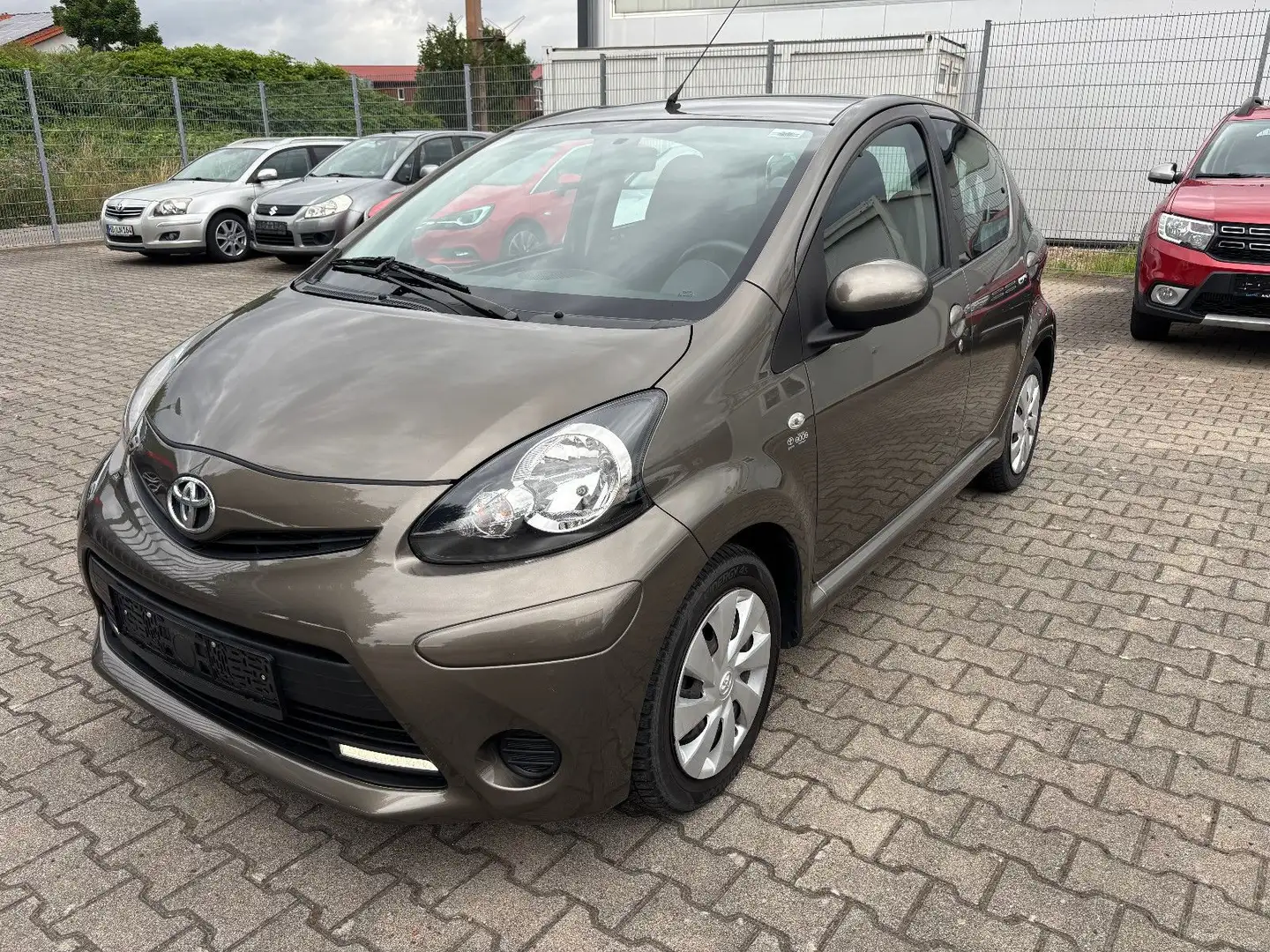 Toyota Aygo Cool Facelift Automatik/Klima/4-türig Braun - 1