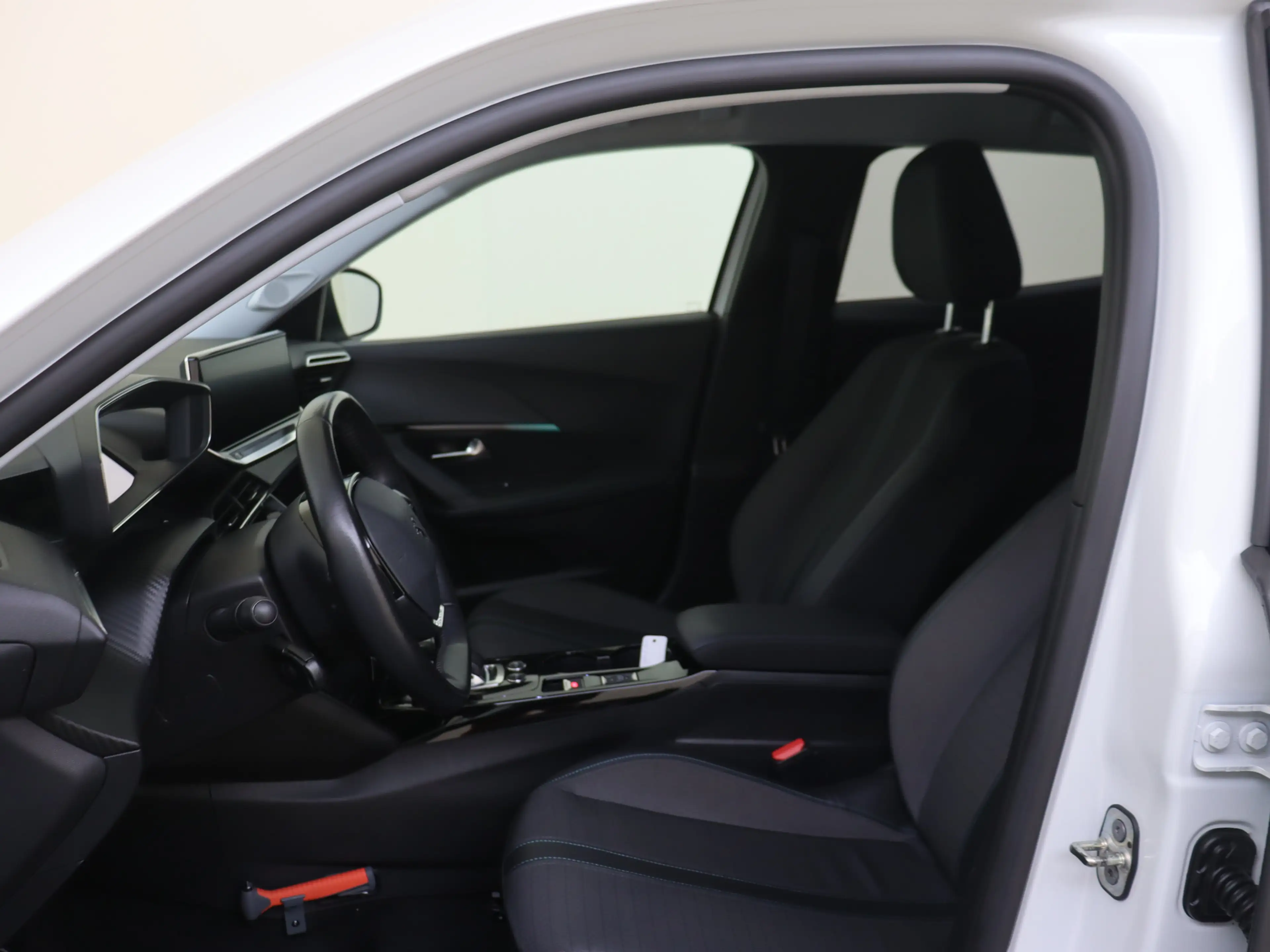 Peugeot e-2008 EV Allure Pack 50 kWh YP — photo 10