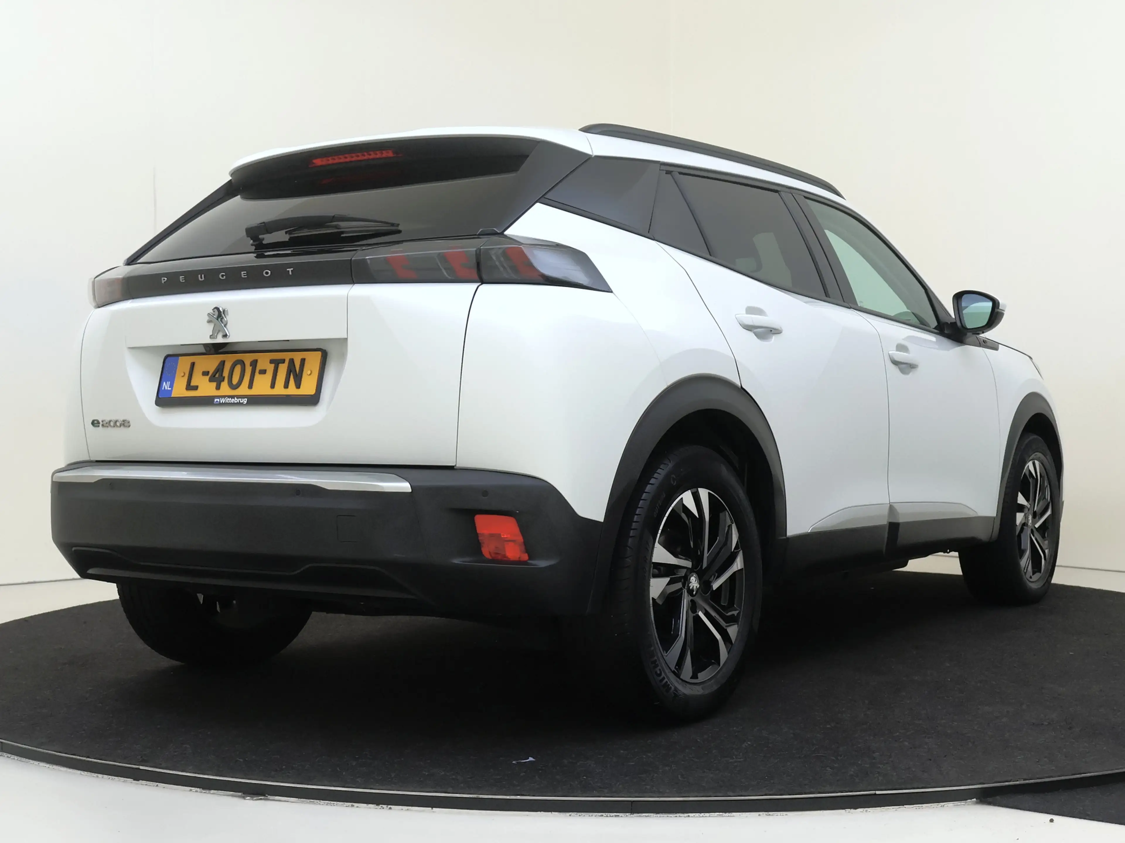 Peugeot e-2008 EV Allure Pack 50 kWh YP — photo 11
