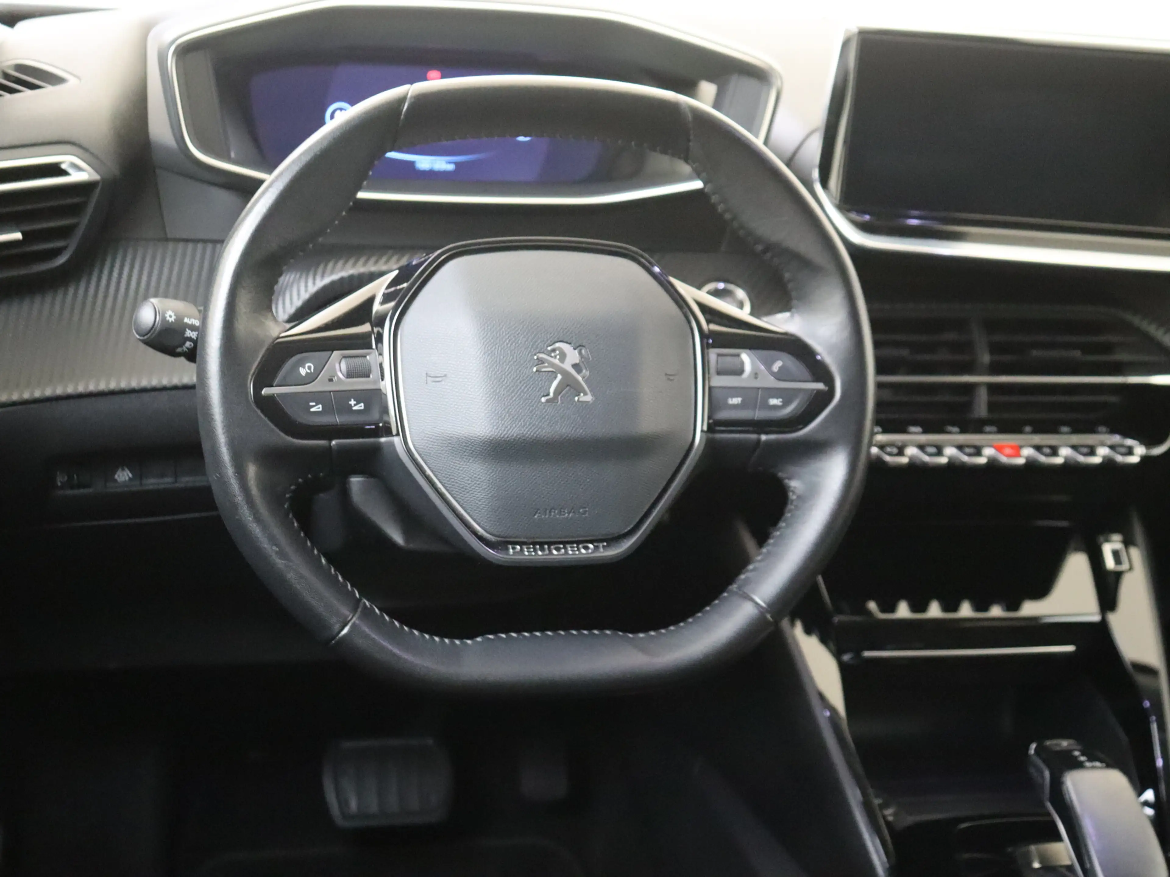 Peugeot e-2008 EV Allure Pack 50 kWh YP — photo 6
