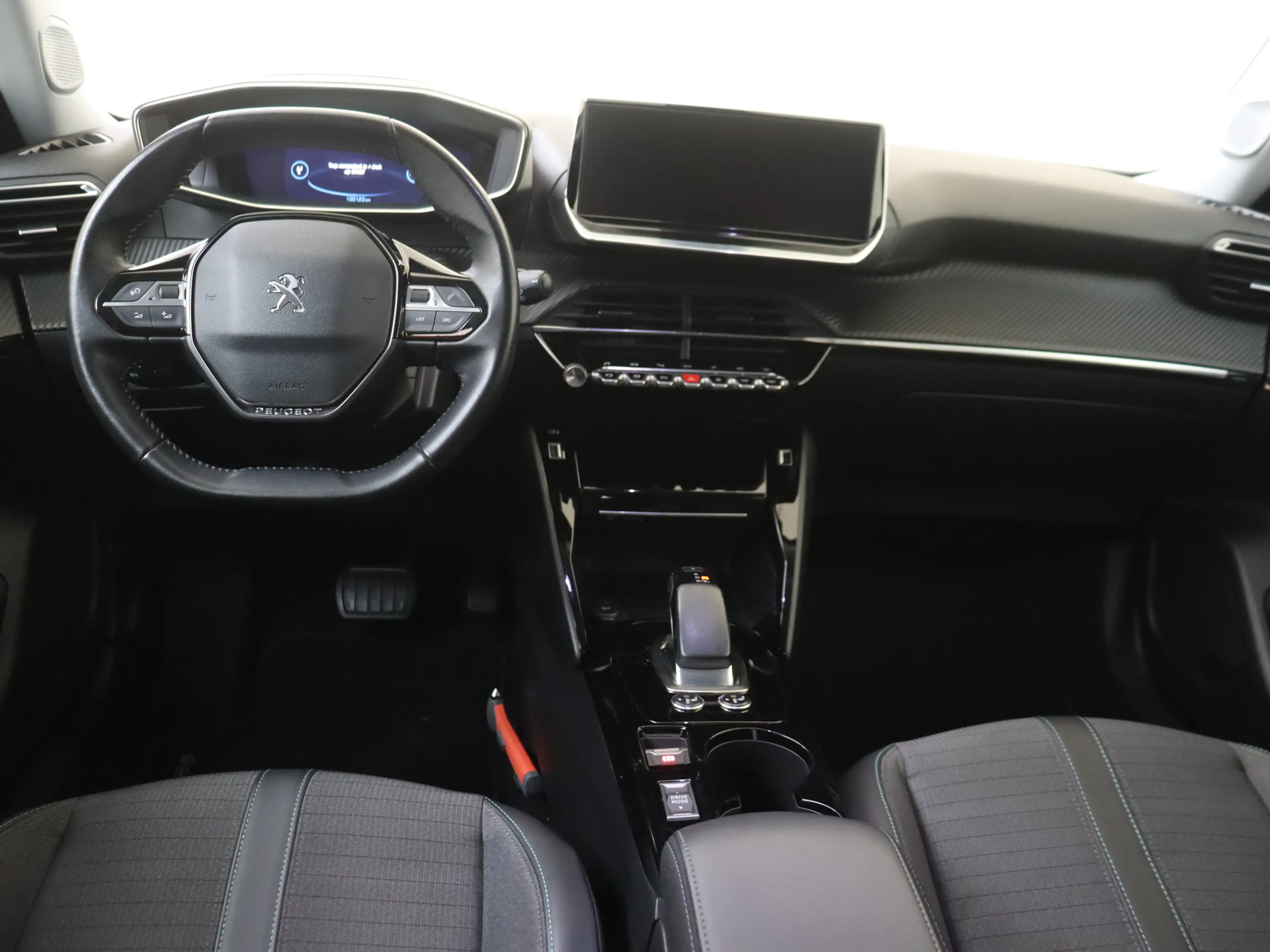 Peugeot e-2008 EV Allure Pack 50 kWh YP — photo 5