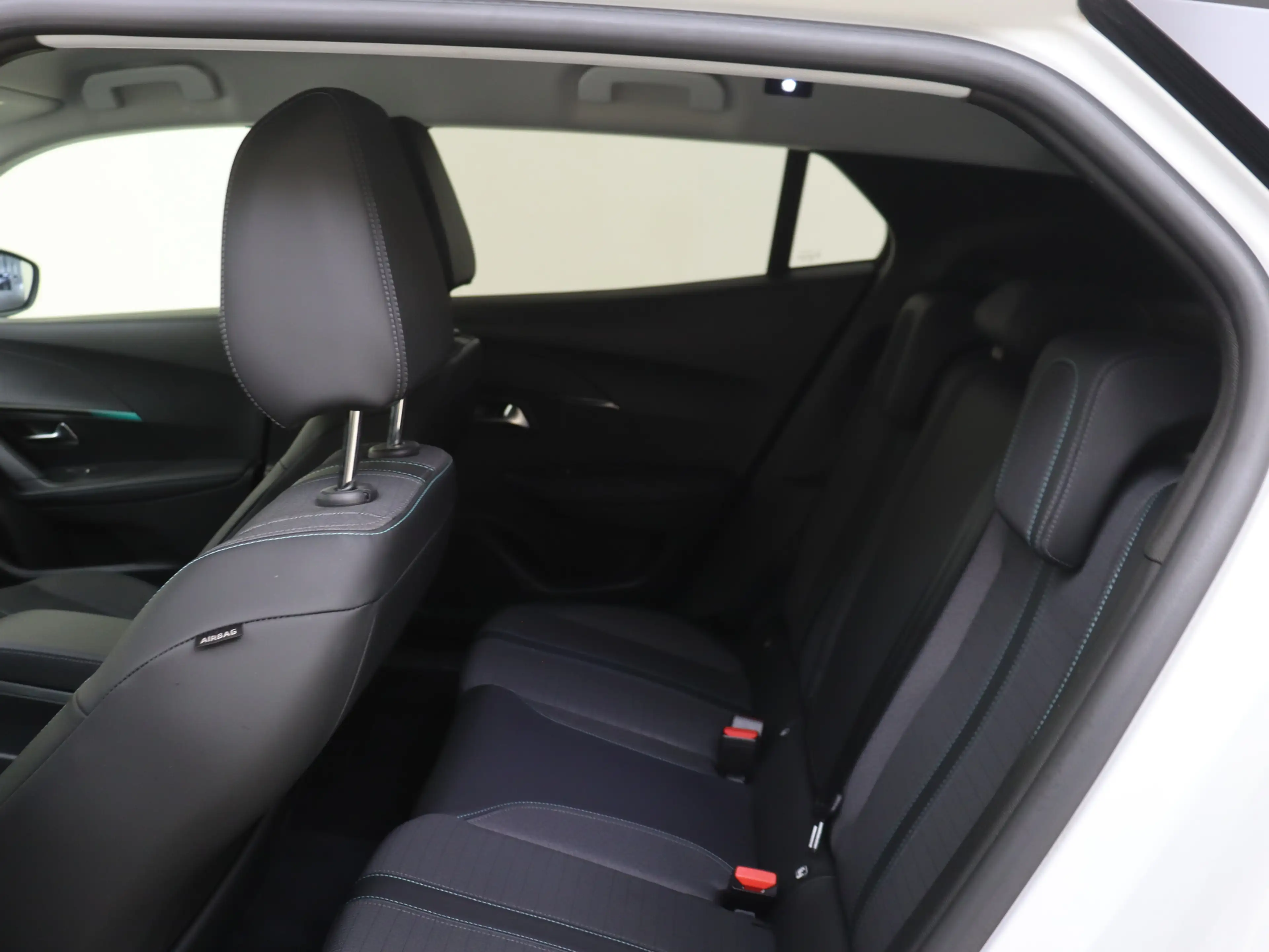 Peugeot e-2008 EV Allure Pack 50 kWh YP — photo 12