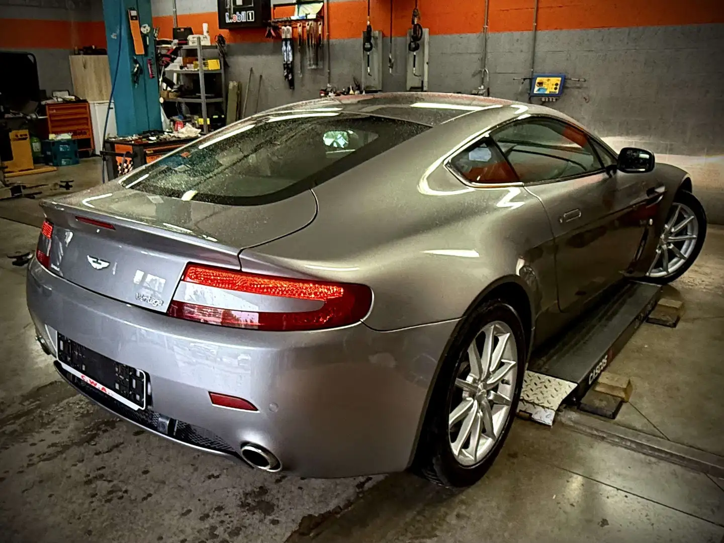 Aston Martin V8 Vantage 4.3 Sportshift full history   49000 Km Grijs - 2