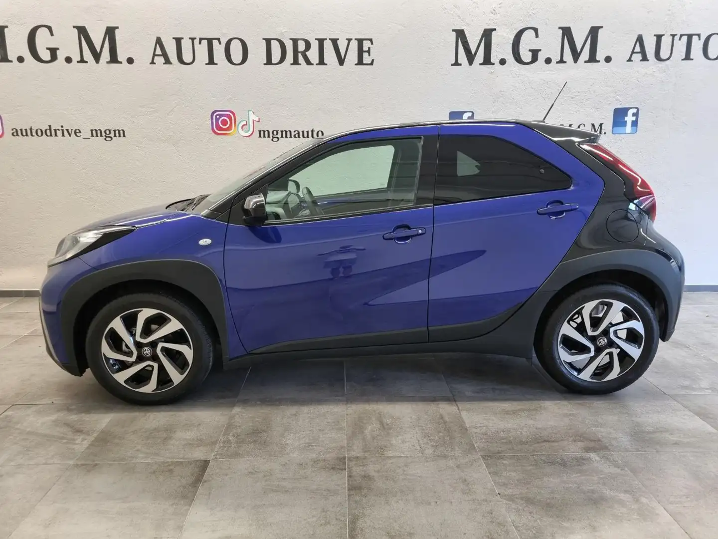 Toyota Aygo X 1.0 VVT-i 72 CV 5 porte Lounge Blu/Azzurro - 2
