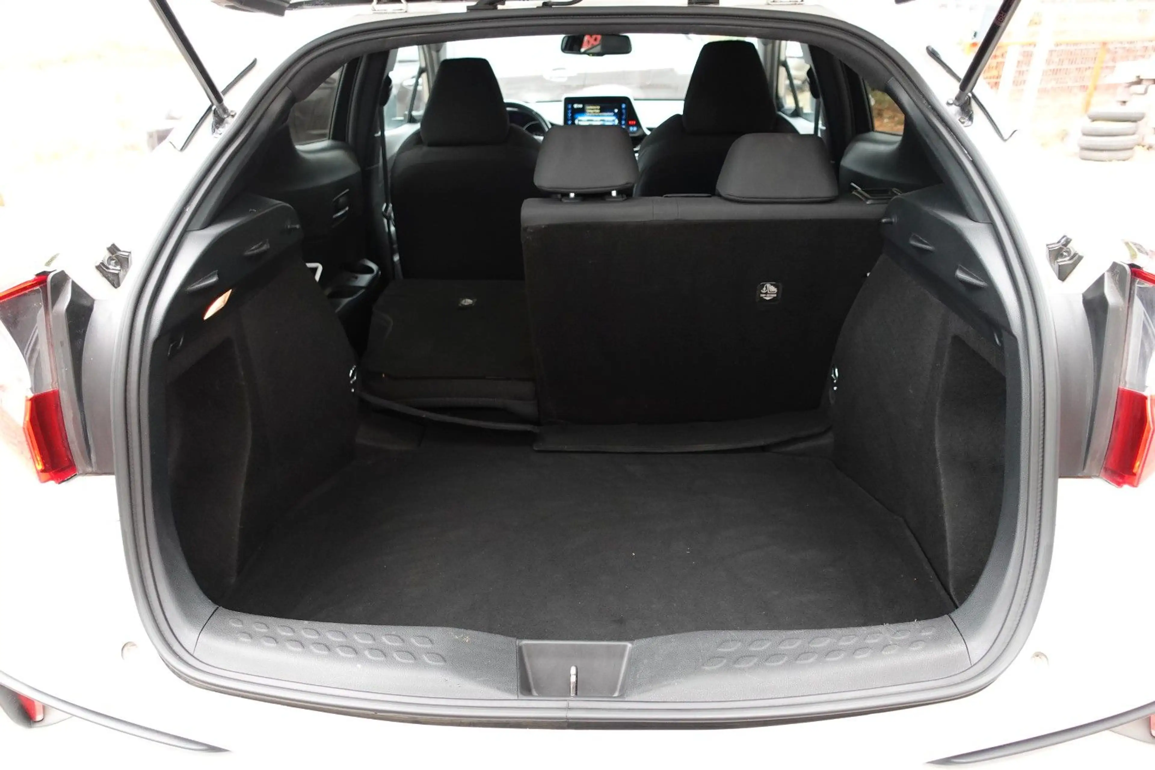 Toyota C-HR 1.8 l Hybrid Team D 3 Jahre Garantie — photo 10