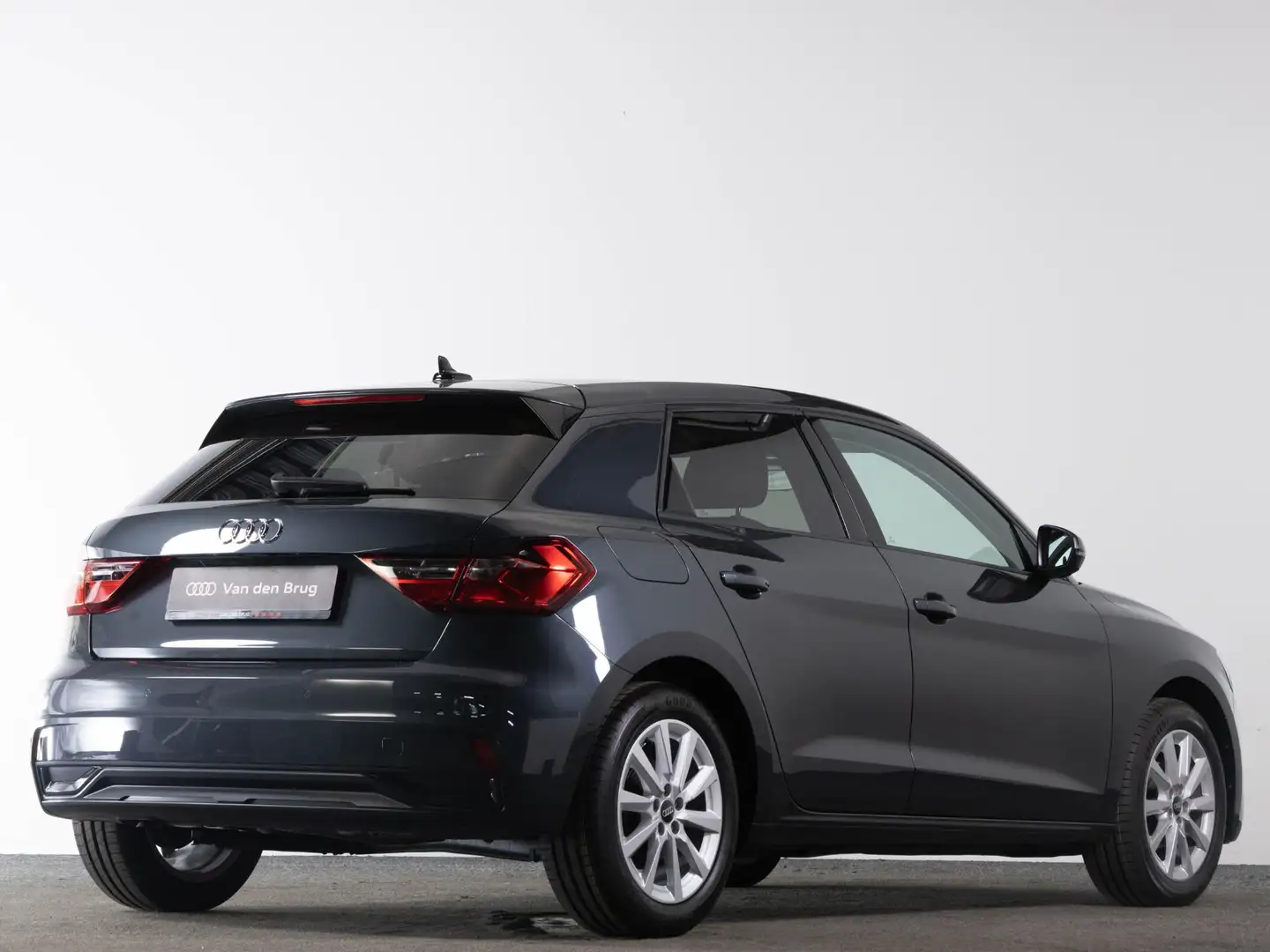 Audi A1 Sportback 25 TFSI 95 pk Automaat Advanced edition Grijs - 2