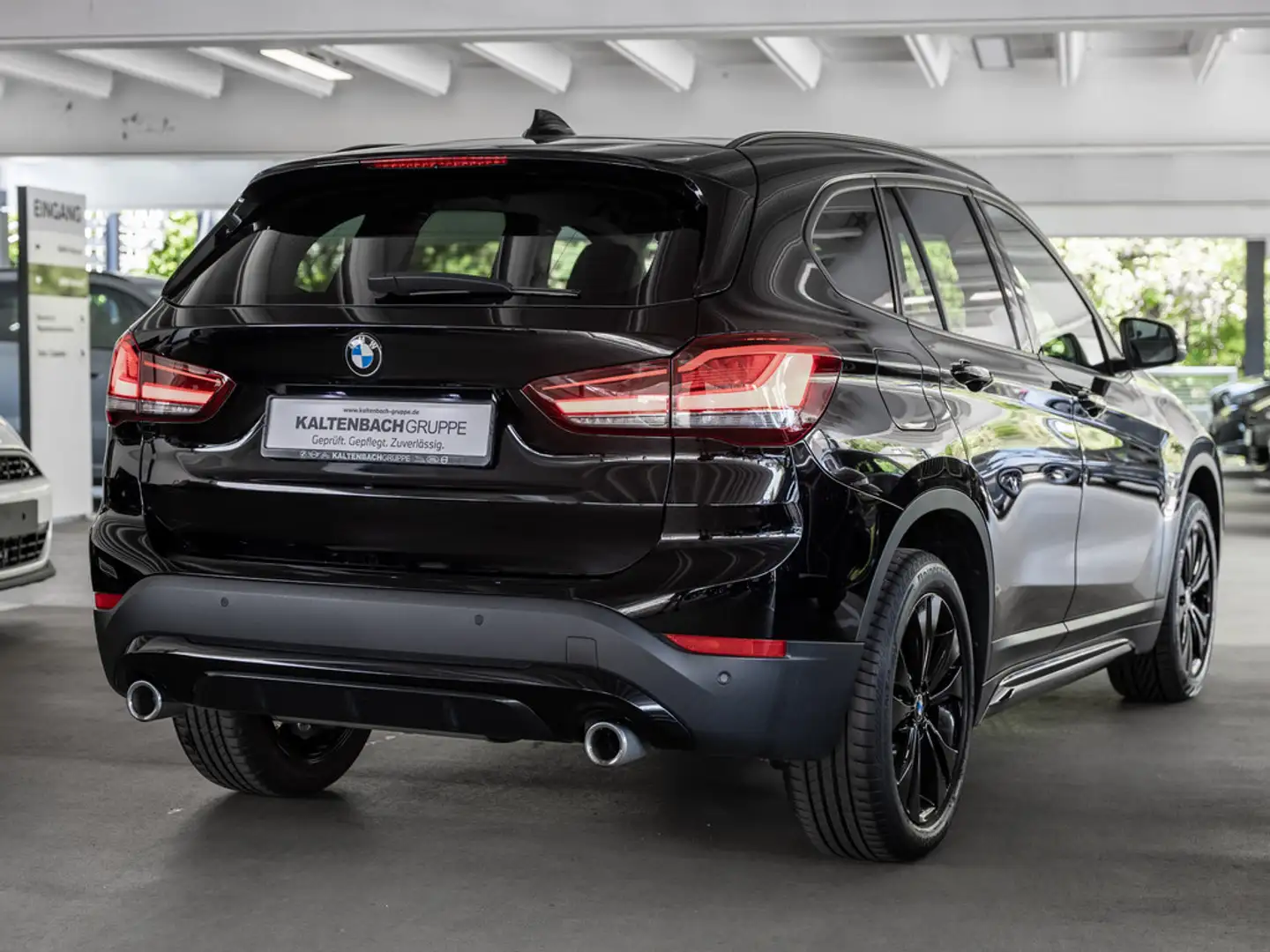 BMW X1 sDrive 18d Sport Line FACEL. LED NAVI SHZ Zwart - 2